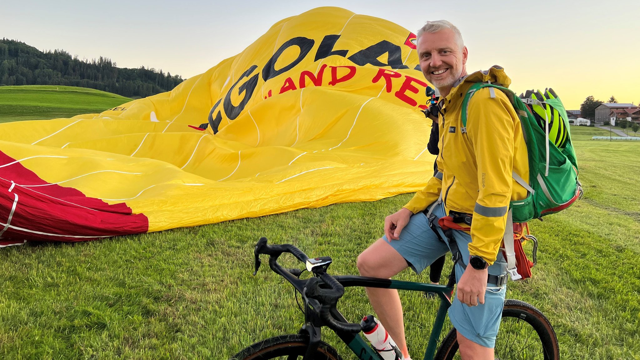 Radler Frank Noe noch am Boden in Speiden - vor dem Ballon