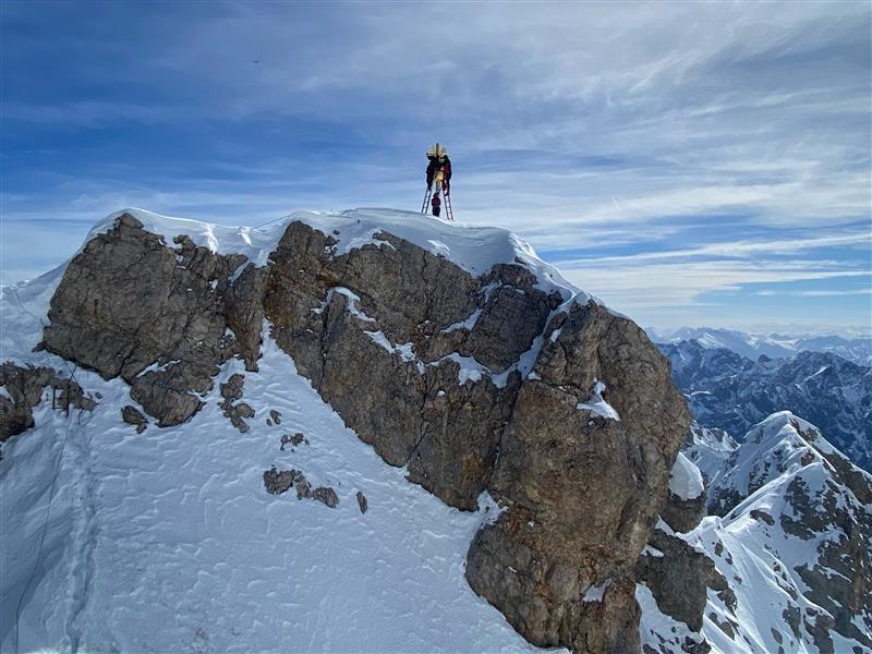 Das Gipfelkreuz auf der Zugspitze wird repariert.