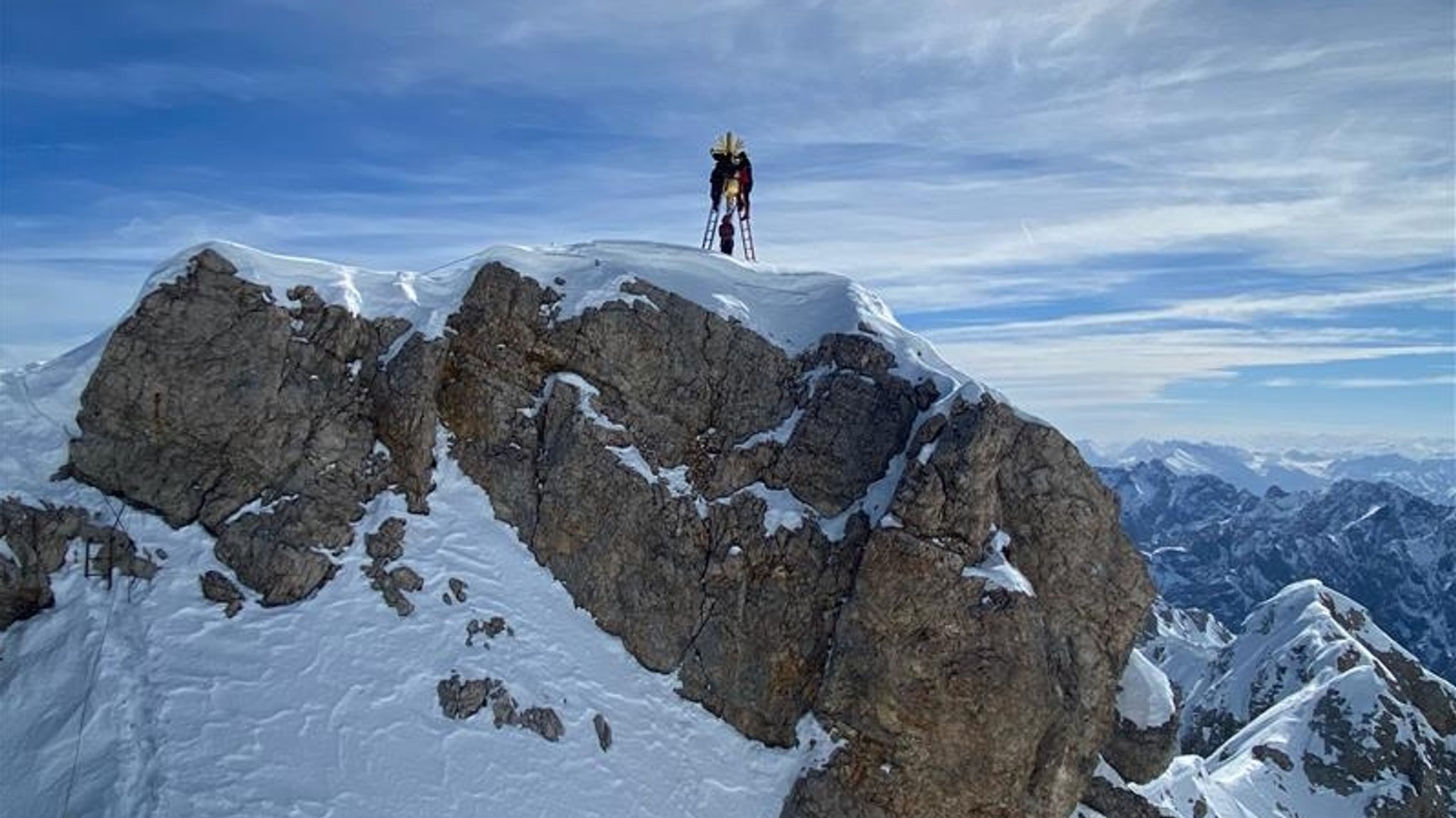 Das Gipfelkreuz auf der Zugspitze wird repariert.