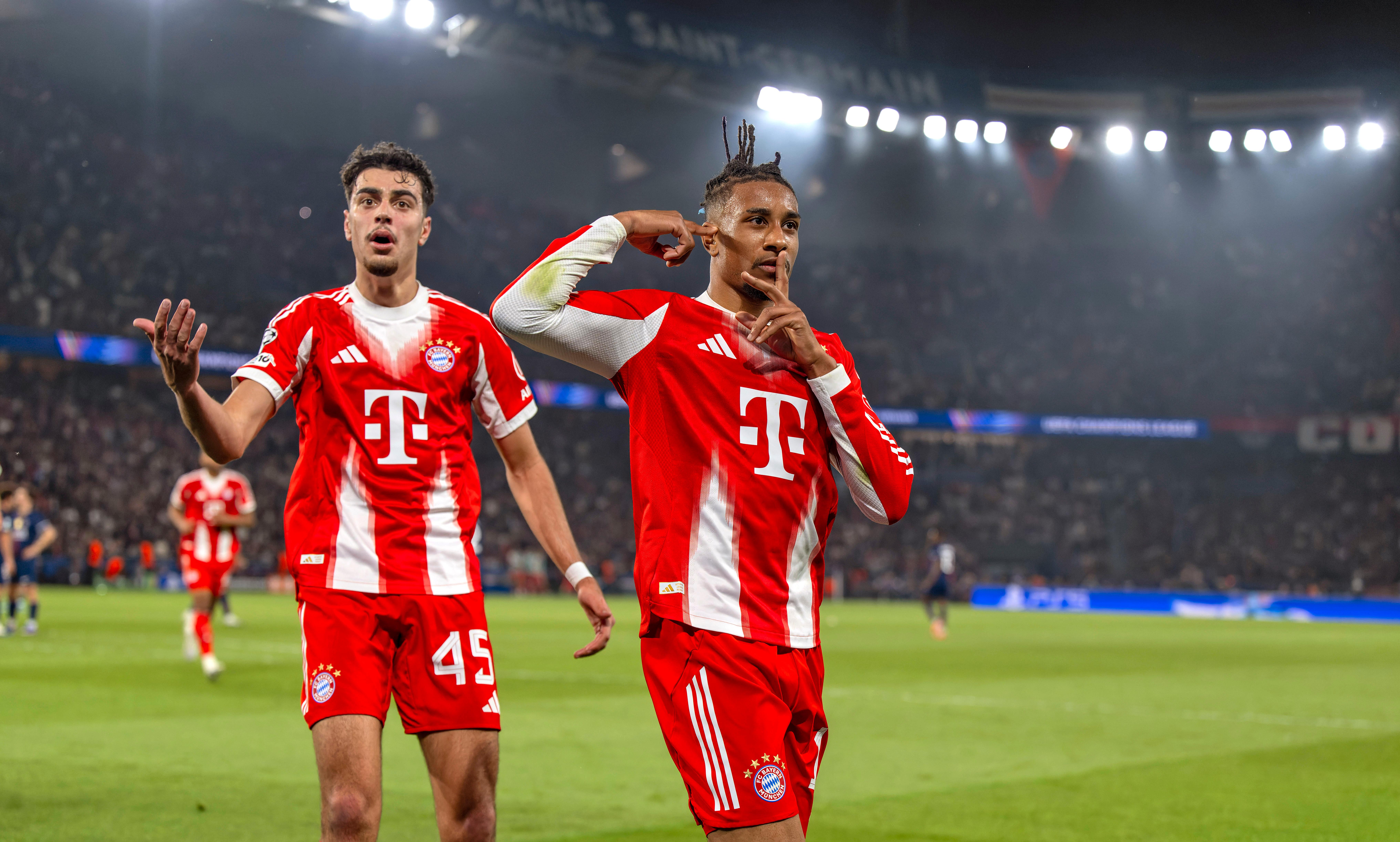 Aleksandar Pavlovic und Michael Olise (beide FC Bayern) bejubeln das Tor von Olise gegen Paris Saint-Germain.