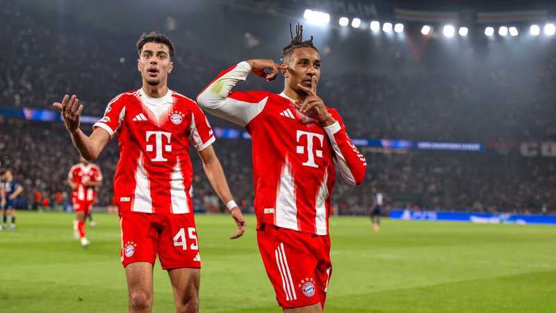 Aleksandar Pavlovic und Michael Olise (beide FC Bayern) bejubeln das Tor von Olise gegen Paris Saint-Germain. | Bild: picture alliance / M.i.S. | Bernd Feil Aleksandar Pavlovic und Michael Olise (beide FC Bayern) bejubeln das Tor von Olise gegen Paris Saint-Germain.