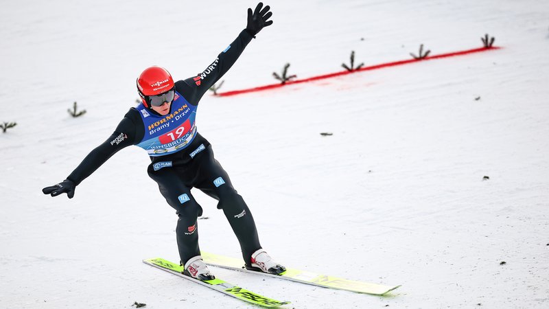 Karl Geiger bei seiner missratenen Landung in Innsbruck | Bild: picture-alliance/dpa Karl Geiger bei seiner missratenen Landung in Innsbruck