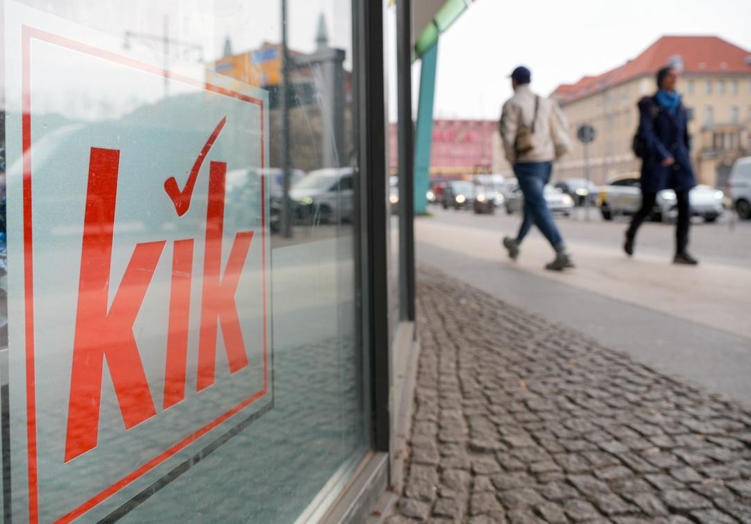 Das Logo vom Textil- und Haushaltswaren-Discounter Kik ist in der Scheibe einer Filiale in Mitte zu sehen. 