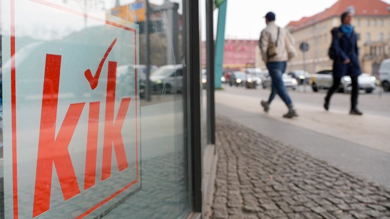 Das Logo vom Textil- und Haushaltswaren-Discounter Kik ist in der Scheibe einer Filiale in Mitte zu sehen. | Bild: dpa-Bildfunk/Soeren Stache Das Logo vom Textil- und Haushaltswaren-Discounter Kik ist in der Scheibe einer Filiale in Mitte zu sehen.