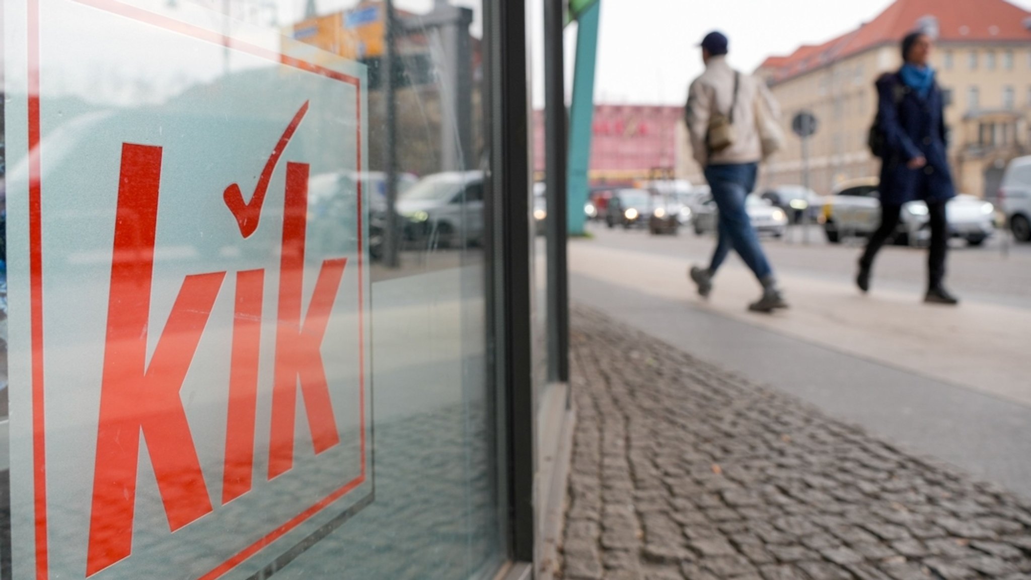 Das Logo vom Textil- und Haushaltswaren-Discounter Kik ist in der Scheibe einer Filiale in Mitte zu sehen. 