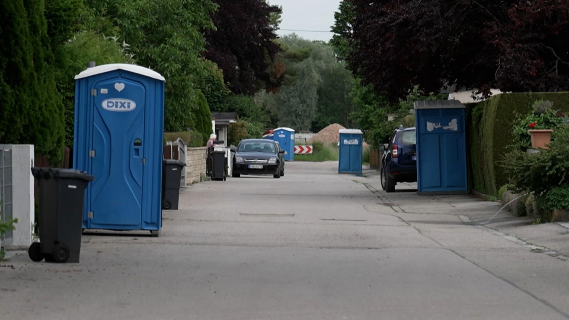 Mobile Klohäuschen in einem Ortsteil von Friedberg.