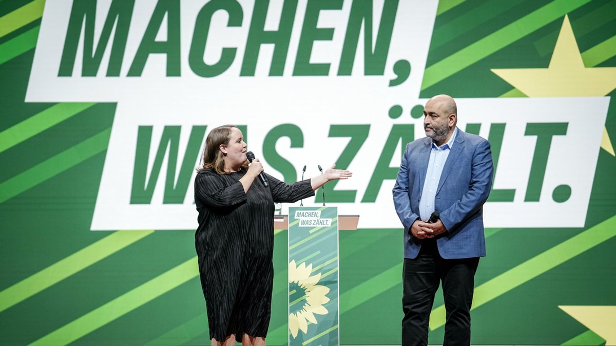Die Bundesvorsitzenden Ricarda Lang und Omid Nouripour sprechen beim Bundesparteitag der Grünen in Karlsruhe.