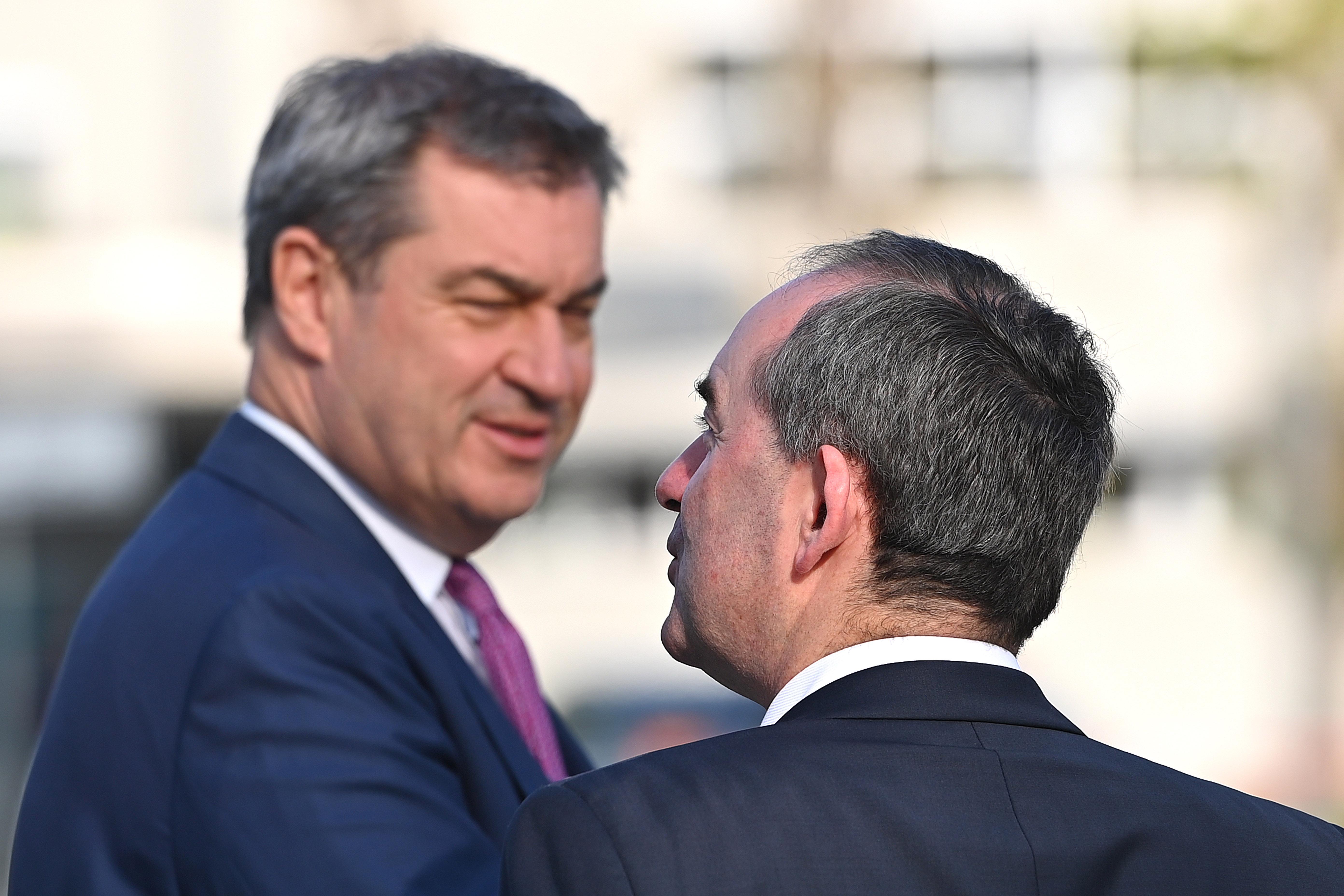 Ministerpräsident Markus Söder (CSU) und sein Stellvertreter Hubert Aiwanger (Freie Wähler) bei einem gemeinsamen Termin Mitte April. 