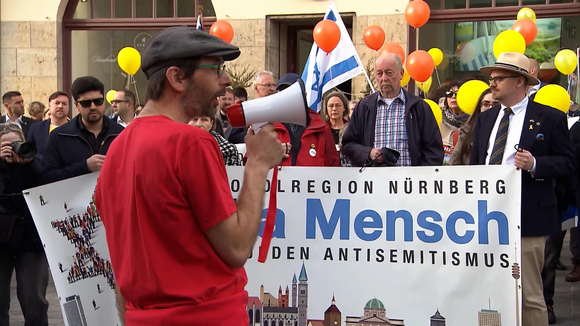 Rund 100 Teilnehmer zogen unter dem Motto "Sei a Mensch" durch die Nürnberger Altstadt