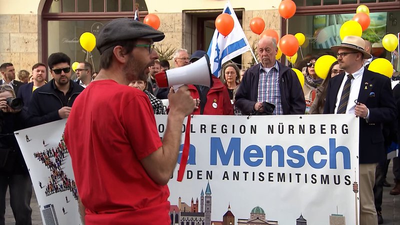 Rund 100 Teilnehmer zogen unter dem Motto "Sei a Mensch" durch die Nürnberger Altstadt | Bild: Bayerischer Rundfunk 2025 Rund 100 Teilnehmer zogen unter dem Motto "Sei a Mensch" durch die Nürnberger Altstadt