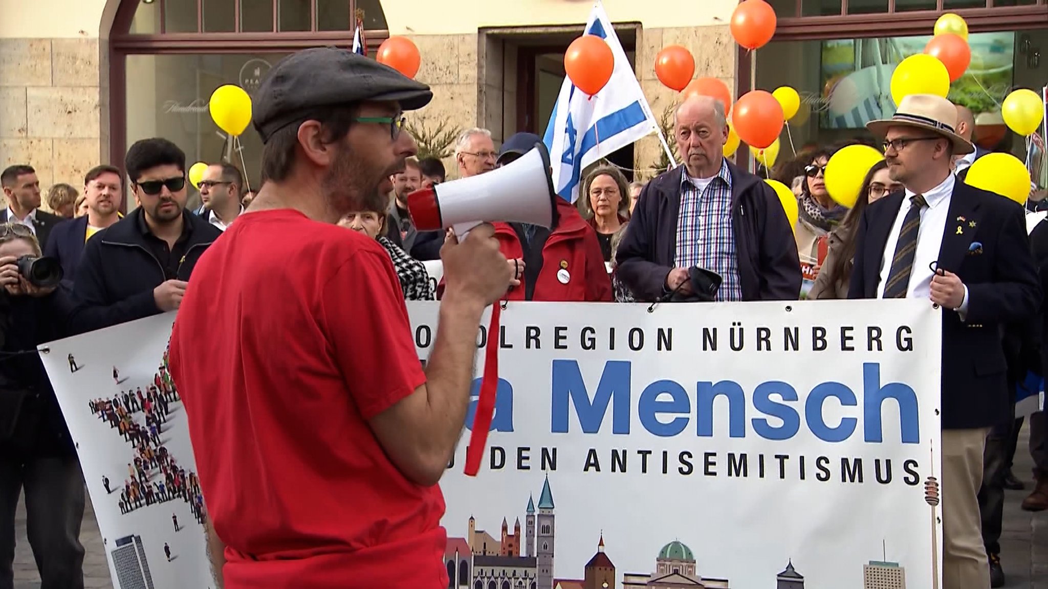 Rund 100 Teilnehmer zogen unter dem Motto "Sei a Mensch" durch die Nürnberger Altstadt