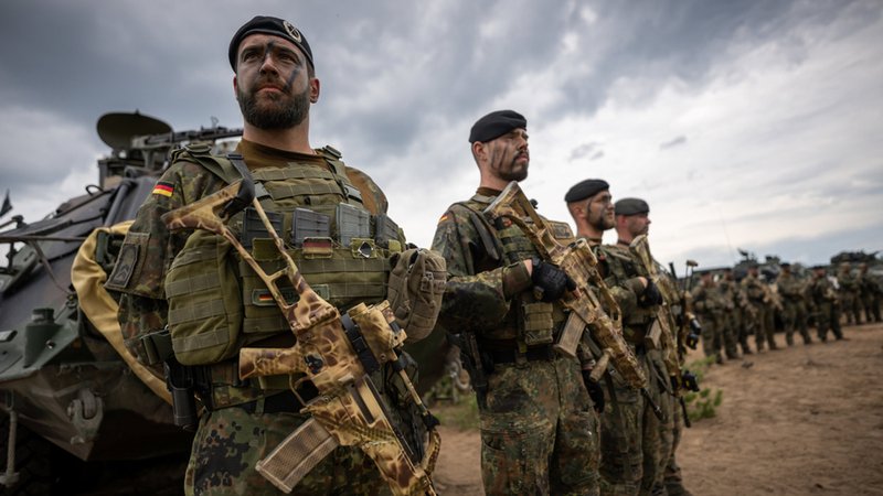 Symbolbild: Bundeswehrsoldaten bei einem Manöver in Litauen. | Bild: dpa-Bildfunk/Michael Kappeler Symbolbild: Bundeswehrsoldaten bei einem Manöver in Litauen.