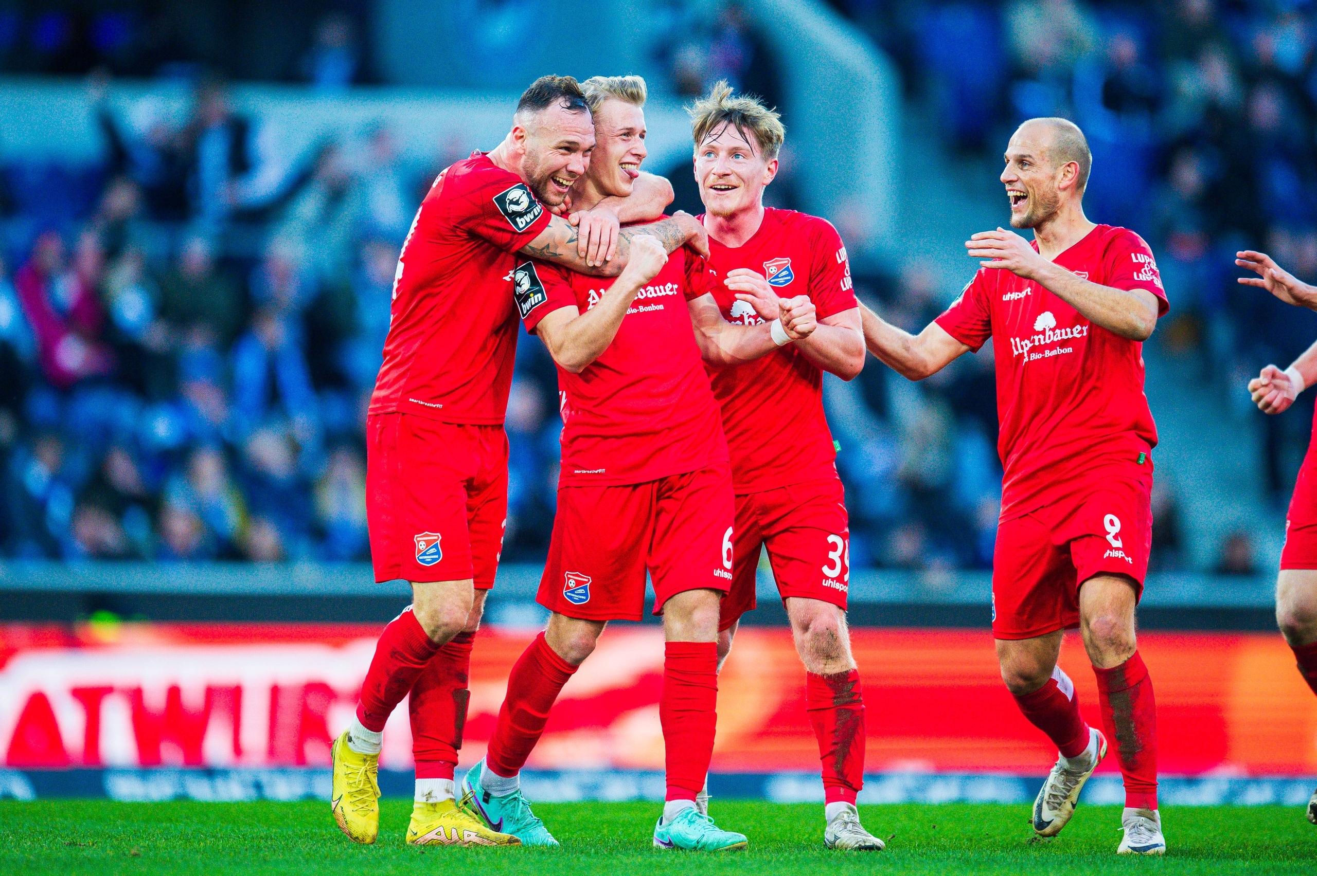 SpVgg Unterhaching jubelt gegen Bielefeld