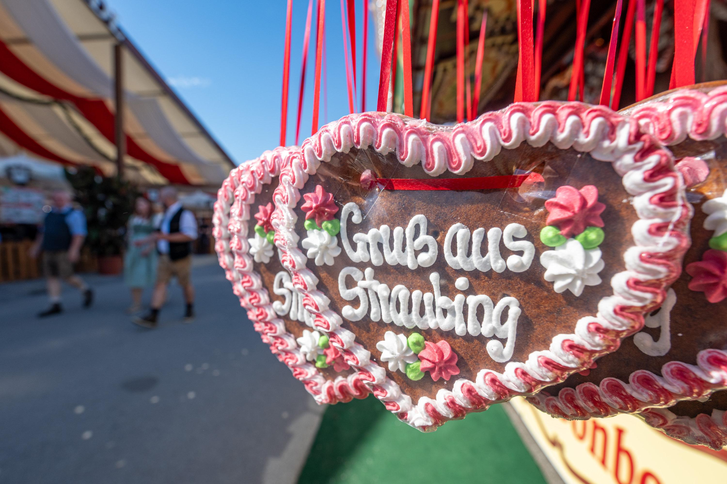 Ein Stand mit Lebkuchenherzen auf dem Gäubodenvolksfest in Straubing. 