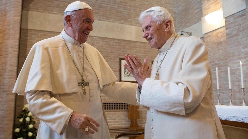 Papst Franziskus mit Benedikt XVI. | Bild: Bayerischer Rundfunk 2025 Papst Franziskus mit Benedikt XVI.