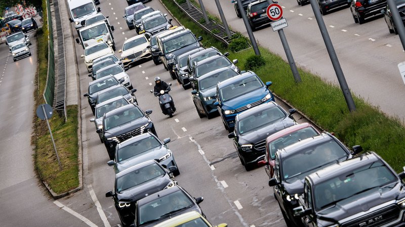 Dichter Verkehr auf dem Mittleren Ring in München (Archivbild) | Bild: picture alliance / dpa|Matthias Balk Dichter Verkehr auf dem Mittleren Ring in München (Archivbild)