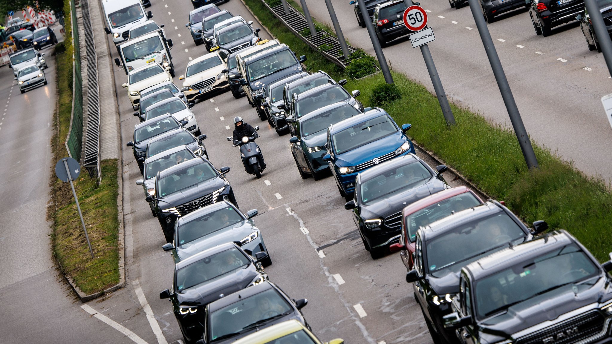 Dichter Verkehr auf dem Mittleren Ring in München (Archivbild)