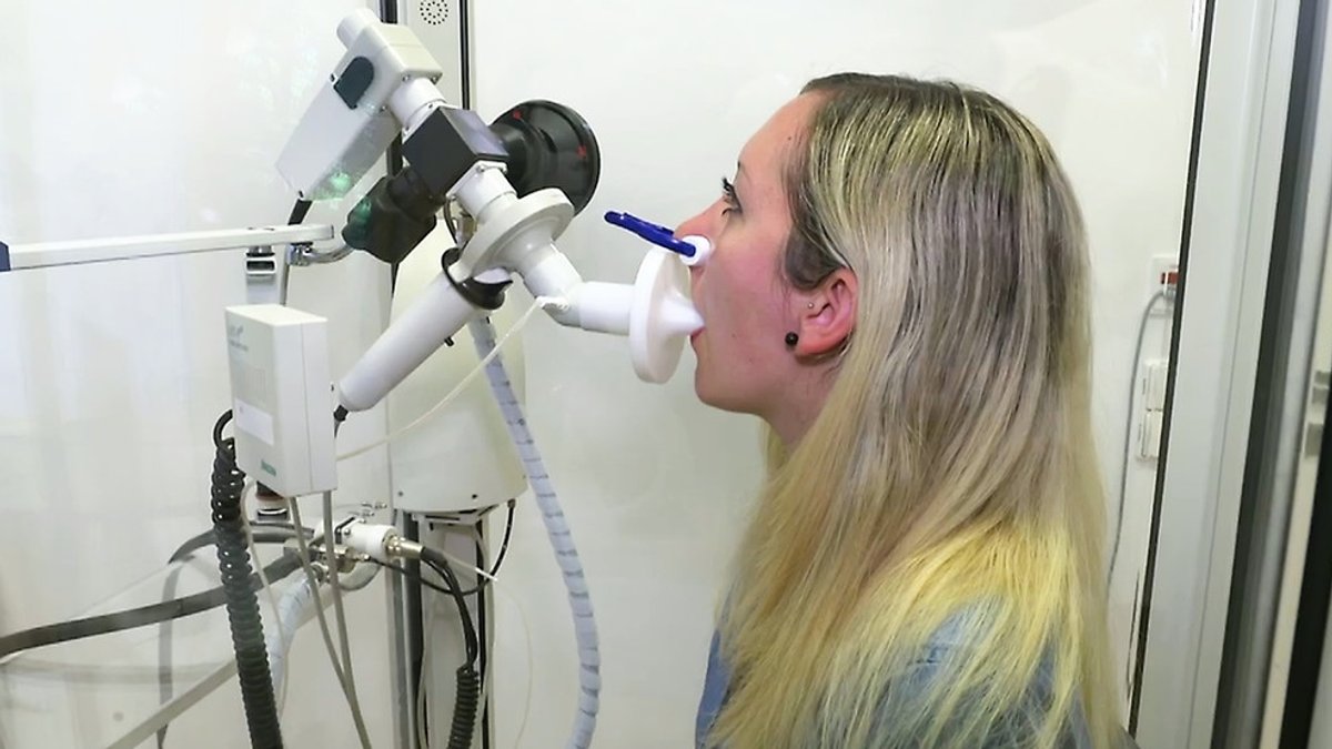 Mit einem Gerät wird das Lungenvolumen einer Frau untersucht (Symbolbild)