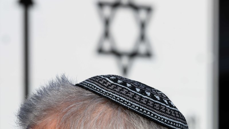 Mann mit Kippa | Bild: picture alliance/dpa | Robert Michael Mann mit Kippa