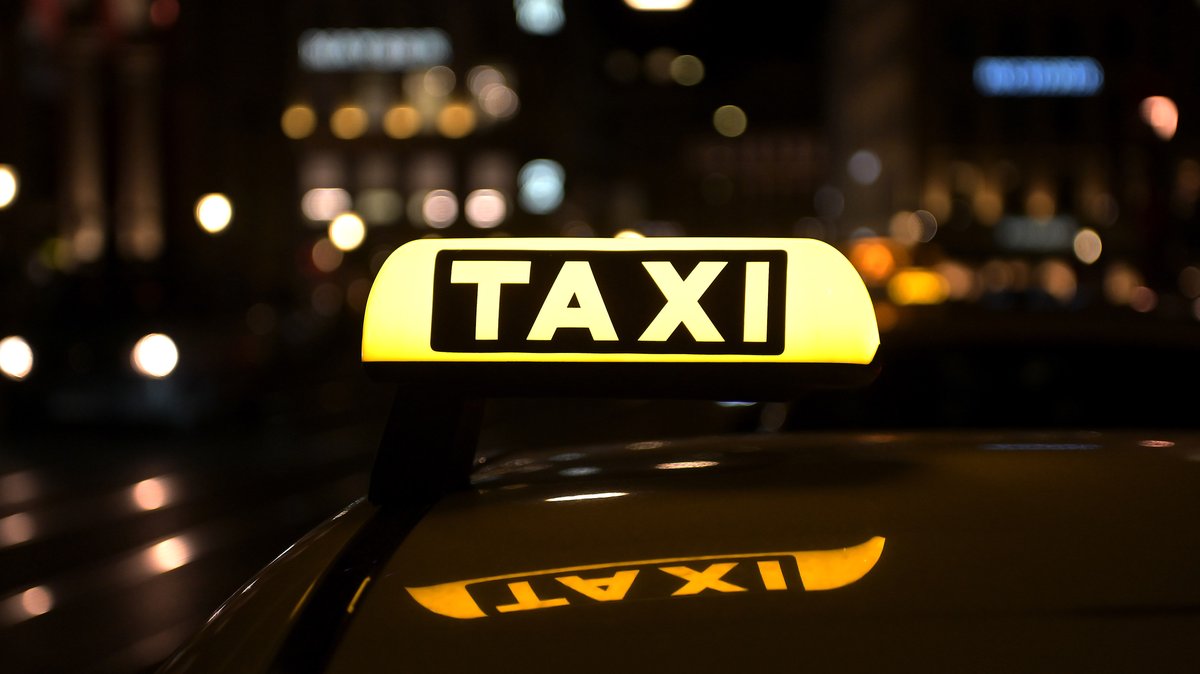 Taxi-Schild im nächtlichen München (Symbolbild).