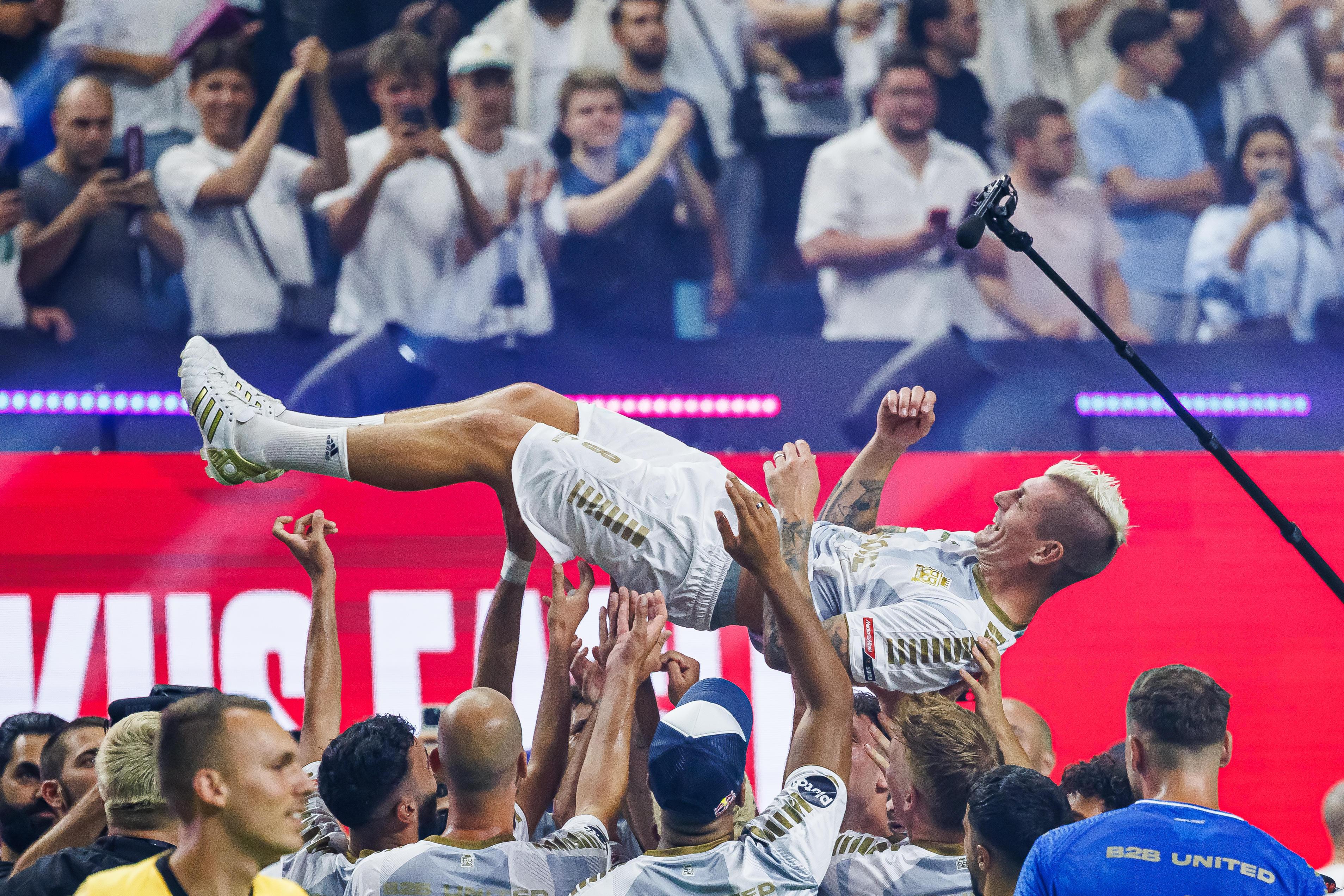 Toni Kroos wird bei der Icon League gefeiert