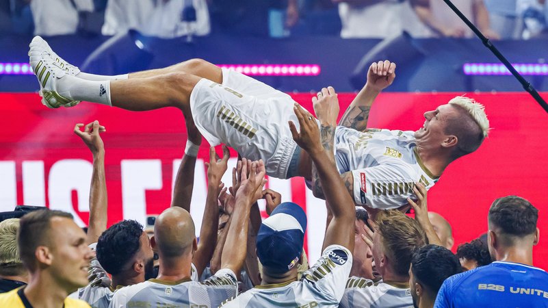 Toni Kroos wird bei der Icon League gefeiert | Bild: dpa/picture-alliance Toni Kroos wird bei der Icon League gefeiert