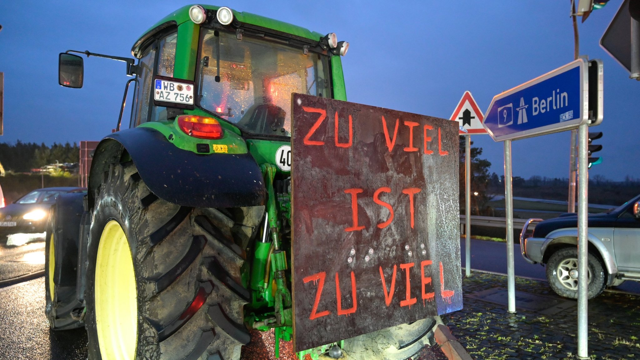 Landwirte blockieren Autobahnauffahrten