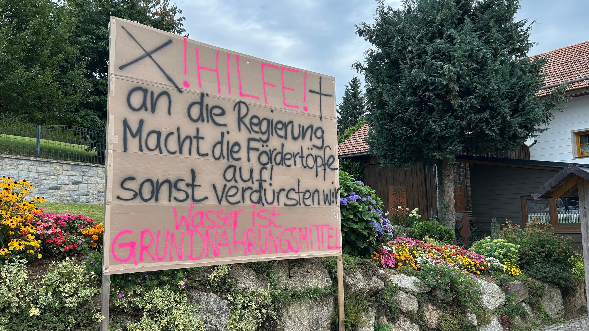 Protestschild in Solla, auf dem "Wasser ist Grundnahrungsmittel" steht. | Bild: BR/Katharina Häringer Protestschild in Solla, auf dem "Wasser ist Grundnahrungsmittel" steht.