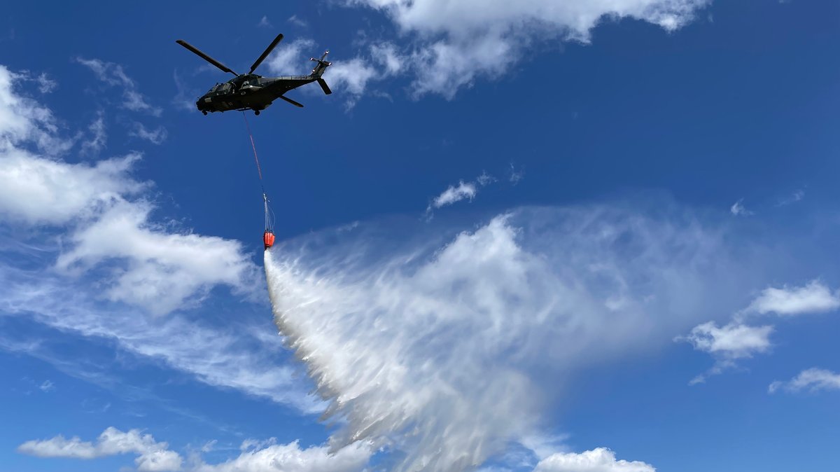 Hubschrauber der Landes- und Bundespolizei, aber auch Maschinen der Bundeswehr unterstützen bei der Brandbekämpfung aus der Luft.
