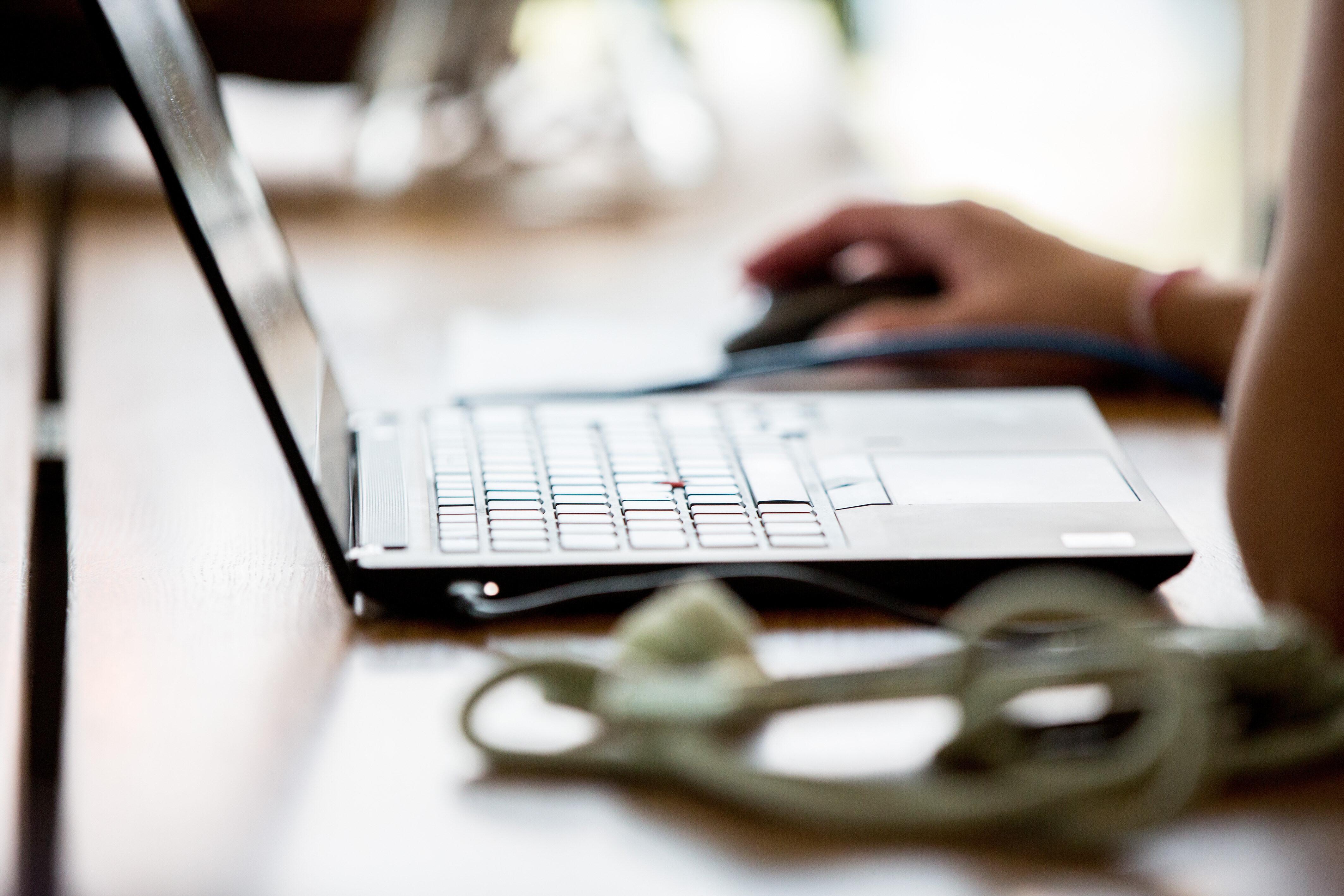 Arbeitnehmer am Laptop