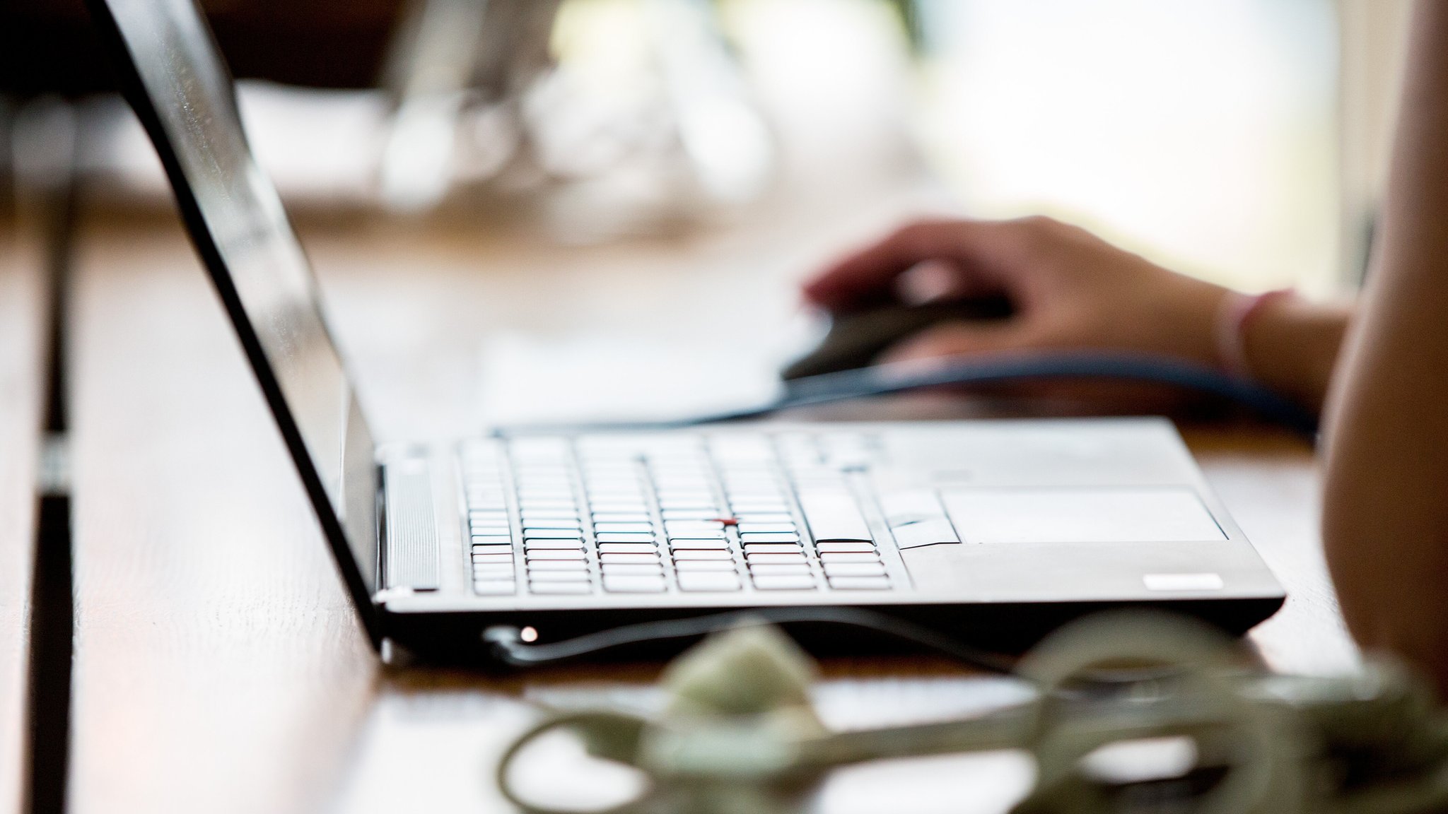 Arbeitnehmer am Laptop