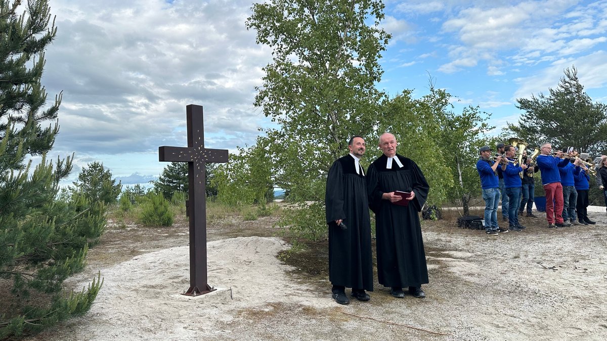 Der Sandberg Monte Kaolino: Hier kann man sandboarden und bergsteigen, ein echtes Gipfelkreuz gibt's auch: seit diesem Wochenende.