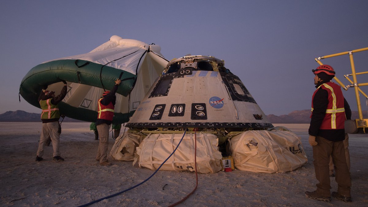 Mitarbeiter von Boeing, NASA und der U.S. Army führen Arbeiten an der Starliner-Kapsel aus, kurz nach ihrer Landung in White Sands