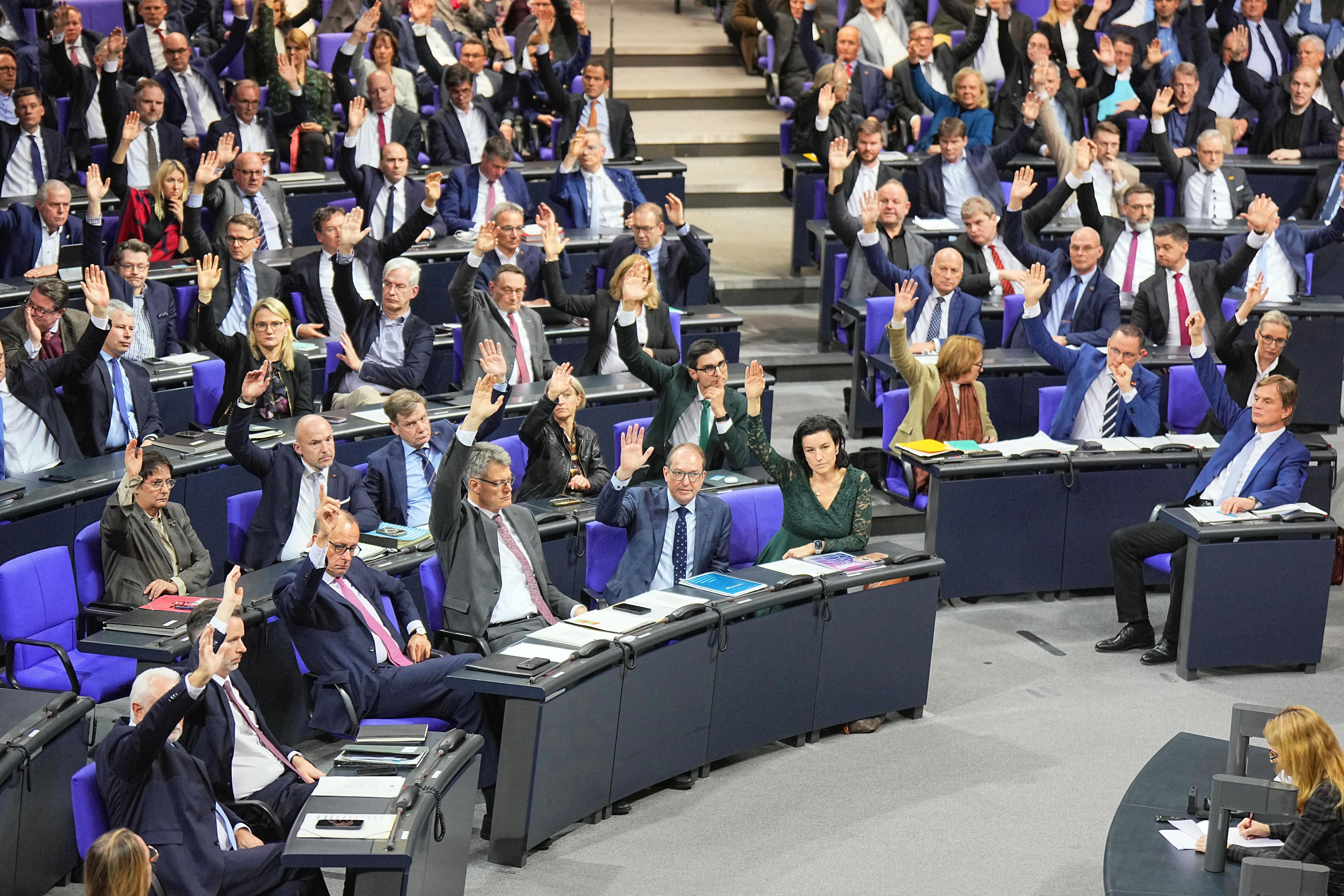 Die Mitglieder des Deutschen Bundestages stimmen über die Tagesordnung zur Zulassung der Abstimmung über das "Zustrombegrenzungsgesetz" der Union zur Eindämmung der Migration im Plenarsaal im Bundestag ab.