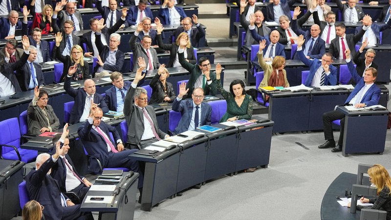 Die Mitglieder des Deutschen Bundestages stimmen über die Tagesordnung zur Zulassung der Abstimmung über das "Zustrombegrenzungsgesetz" der Union zur Eindämmung der Migration im Plenarsaal im Bundestag ab. | Bild: picture alliance/dpa|Michael Kappeler Die Mitglieder des Deutschen Bundestages stimmen über die Tagesordnung zur Zulassung der Abstimmung über das "Zustrombegrenzungsgesetz" der Union zur Eindämmung der Migration im Plenarsaal im Bundestag ab.