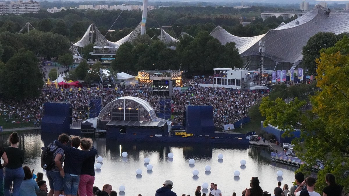 10.08.22: Zuschauer verfolgen im Olympiapark die Eröffnung der European Championships in München.