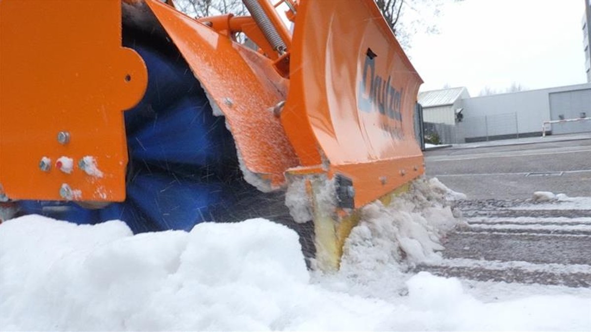 Ingolstadt hat eine neue Schneeräummaschine speziell für Radwege entwickelt - eine Mischung aus Schneepflug und Besen.