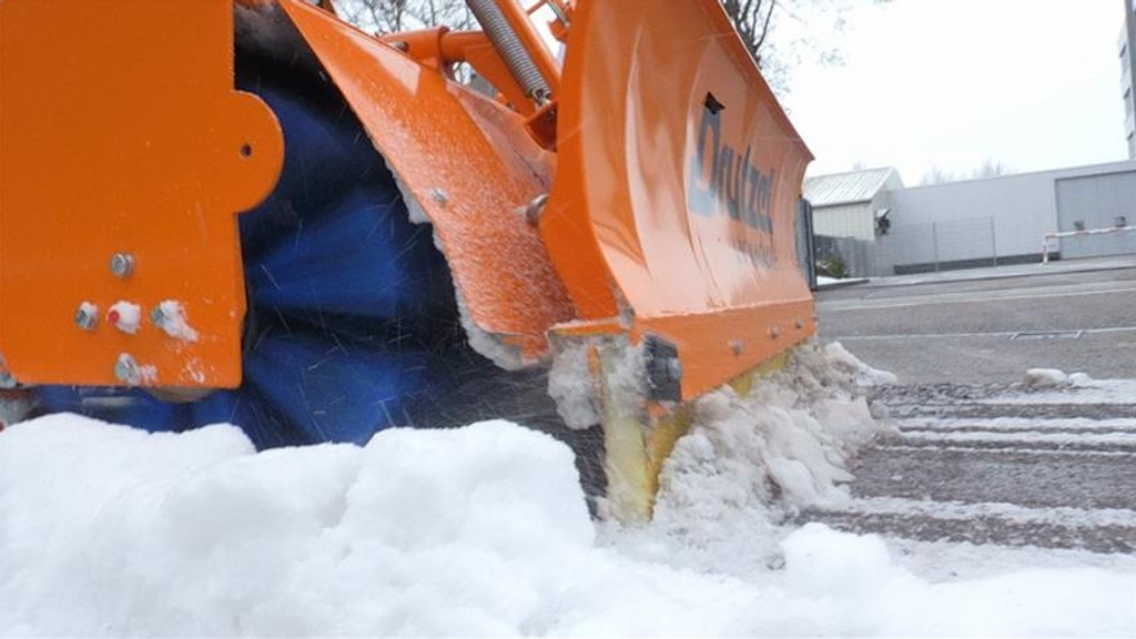 Ingolstadt hat eine neue Schneeräummaschine speziell für Radwege entwickelt - eine Mischung aus Schneepflug und Besen.