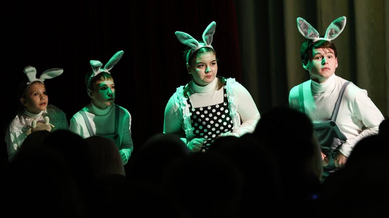 Putin-Fanatiker wollen "Quadrobics" gesetzlich untersagen | Bild: Artjom Geodakjan/Picture Alliance Putin-Fanatiker wollen "Quadrobics" gesetzlich untersagen