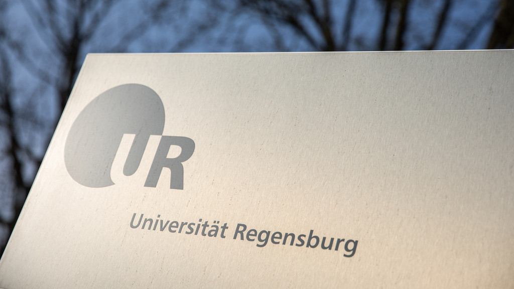 Schild mit Aufschrift Universität Regensburg