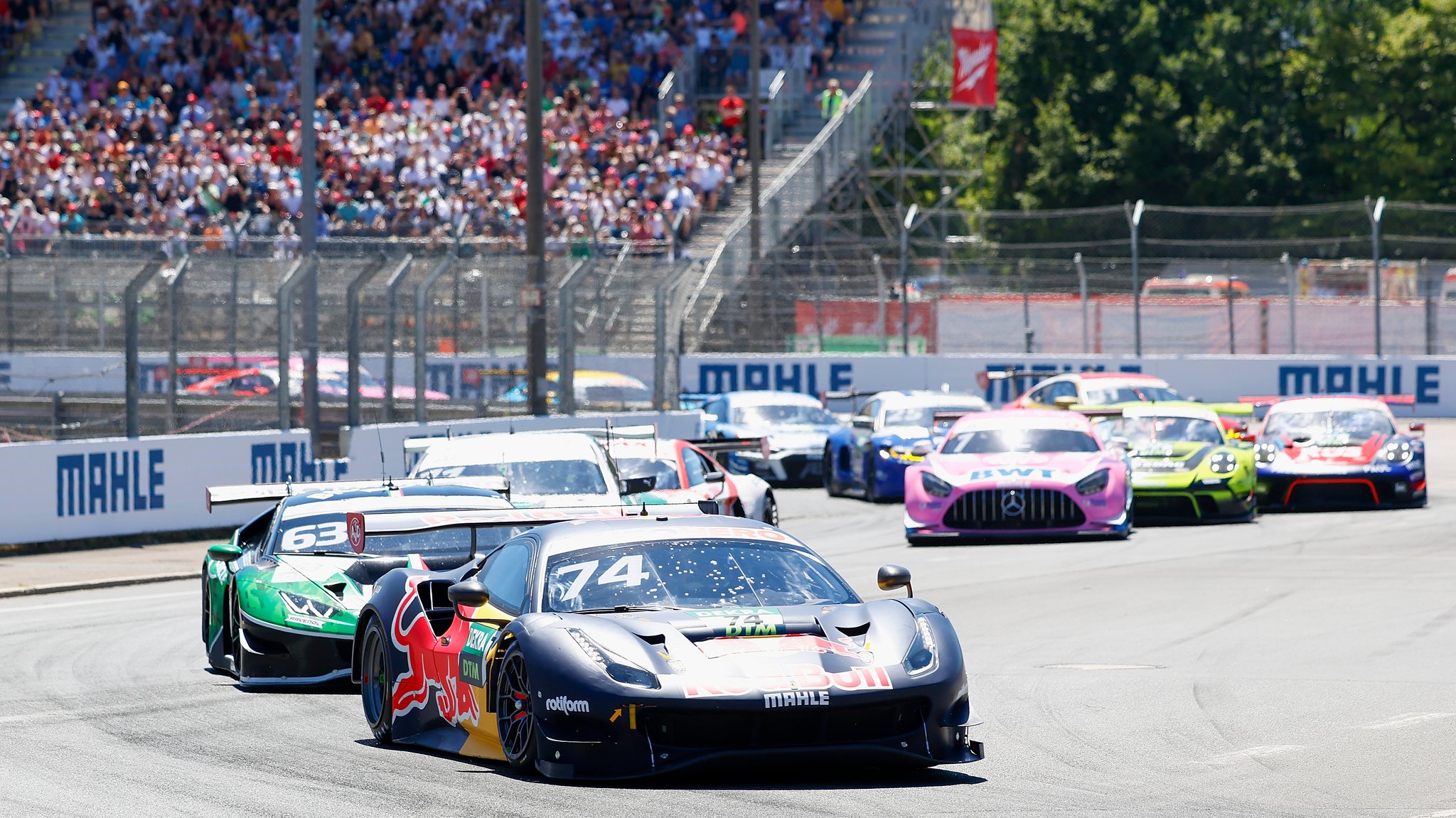 DTM-Rennautos auf dem Norisring, im Hintergrund Zuschauer.