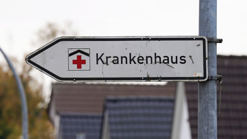 ARCHIV - 26.10.2021, Schleswig-Holstein, Itzhoe: Ein Hinweisschild mit der Aufschrift «Krankenhaus» weist an einer Straße den Weg zu einer Klinik. Stadt und Kreis helfen dem GKM. (zu dpa: «Kassen warnen vor Aufweichung der Klinikreform») Foto: Marcus Brandt/dpa +++ dpa-Bildfunk +++ | Bild: dpa-Bildfunk/Marcus Brandt ARCHIV - 26.10.2021, Schleswig-Holstein, Itzhoe: Ein Hinweisschild mit der Aufschrift «Krankenhaus» weist an einer Straße den Weg zu einer Klinik. Stadt und Kreis helfen dem GKM. (zu dpa: «Kassen warnen vor Aufweichung der Klinikreform») Foto: Marcus Brandt/dpa +++ dpa-Bildfunk +++