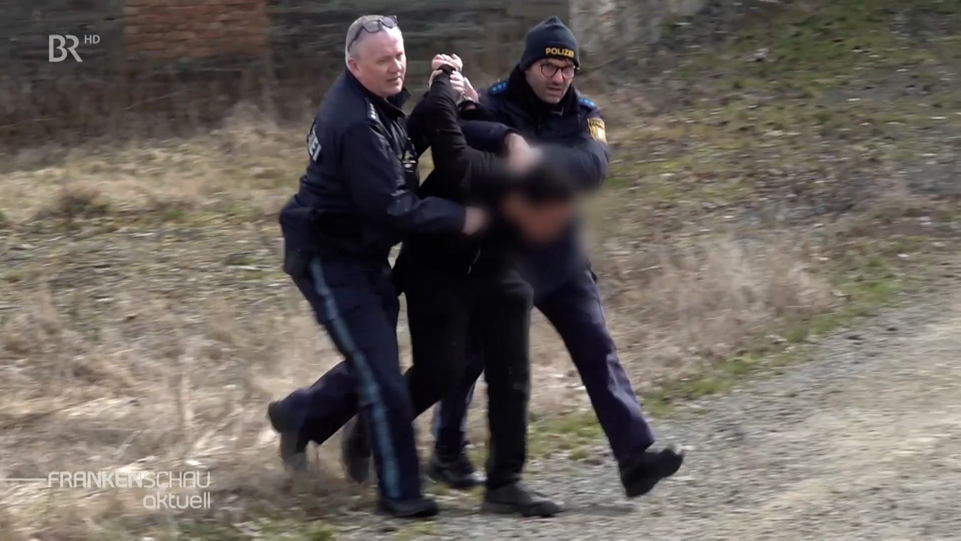 Die Verhaftung, von einem der mutmaßlichen Täter, der einen Bankautomaten gesprengt haben sollte.