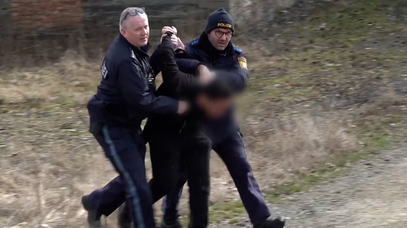 Die Verhaftung, von einem der mutmaßlichen Täter, der einen Bankautomaten gesprengt haben sollte. | Bild: BR Die Verhaftung, von einem der mutmaßlichen Täter, der einen Bankautomaten gesprengt haben sollte.