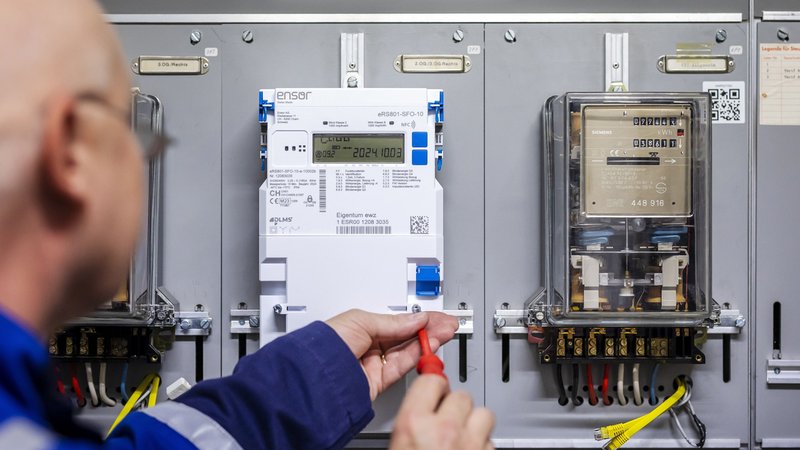 Ein Einbau intelligenter Stromzähler. | Bild: picture alliance/KEYSTONE | MICHAEL BUHOLZER Ein Einbau intelligenter Stromzähler.