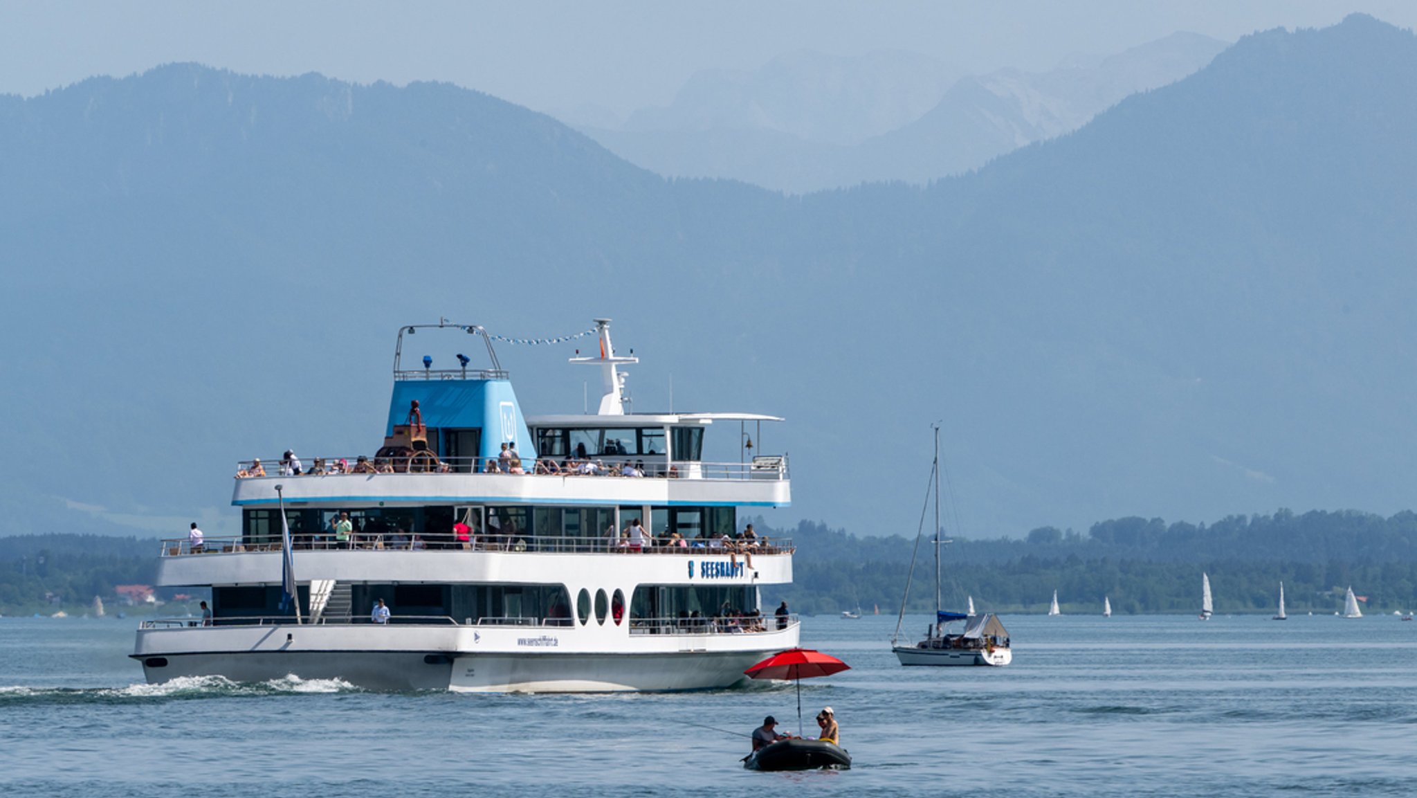Bayern, Tutzing: Schiffe auf dem Starnberger See. | Bild: dpa-Bildfunk/Peter Kneffel Bayern, Tutzing: Schiffe auf dem Starnberger See.