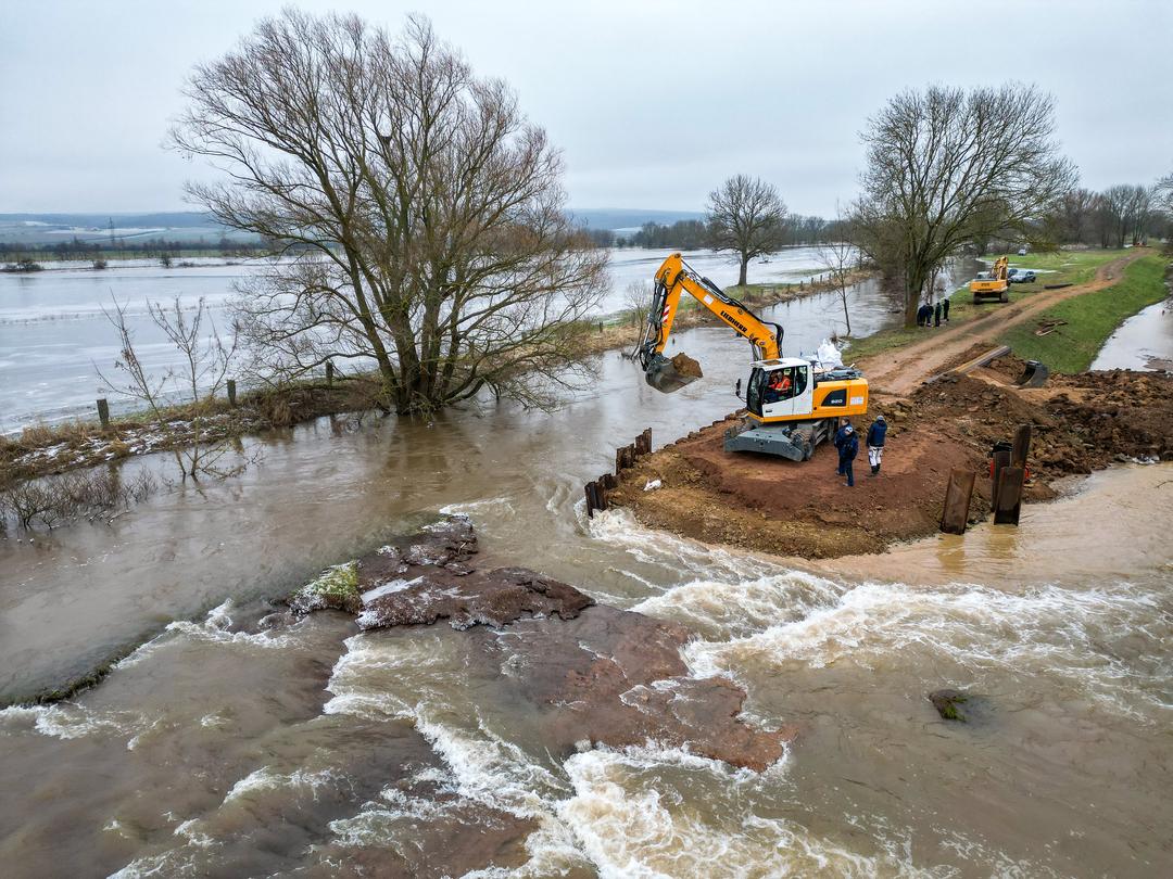 Mit schwerem Gerät wurde die Deichöffnung nördlich von Mönchpfiffel-Nikolausrieth an der Landesgrenze Sachsen-Anhalt und Thüringen wieder verschlossen.