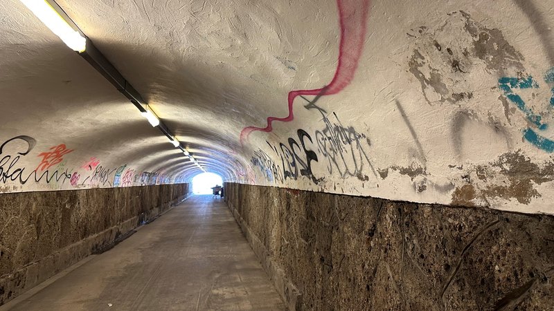 Unterführung am Ostbahnhof - noch in grau und mit zahlreichen Graffitis besprüht. 
