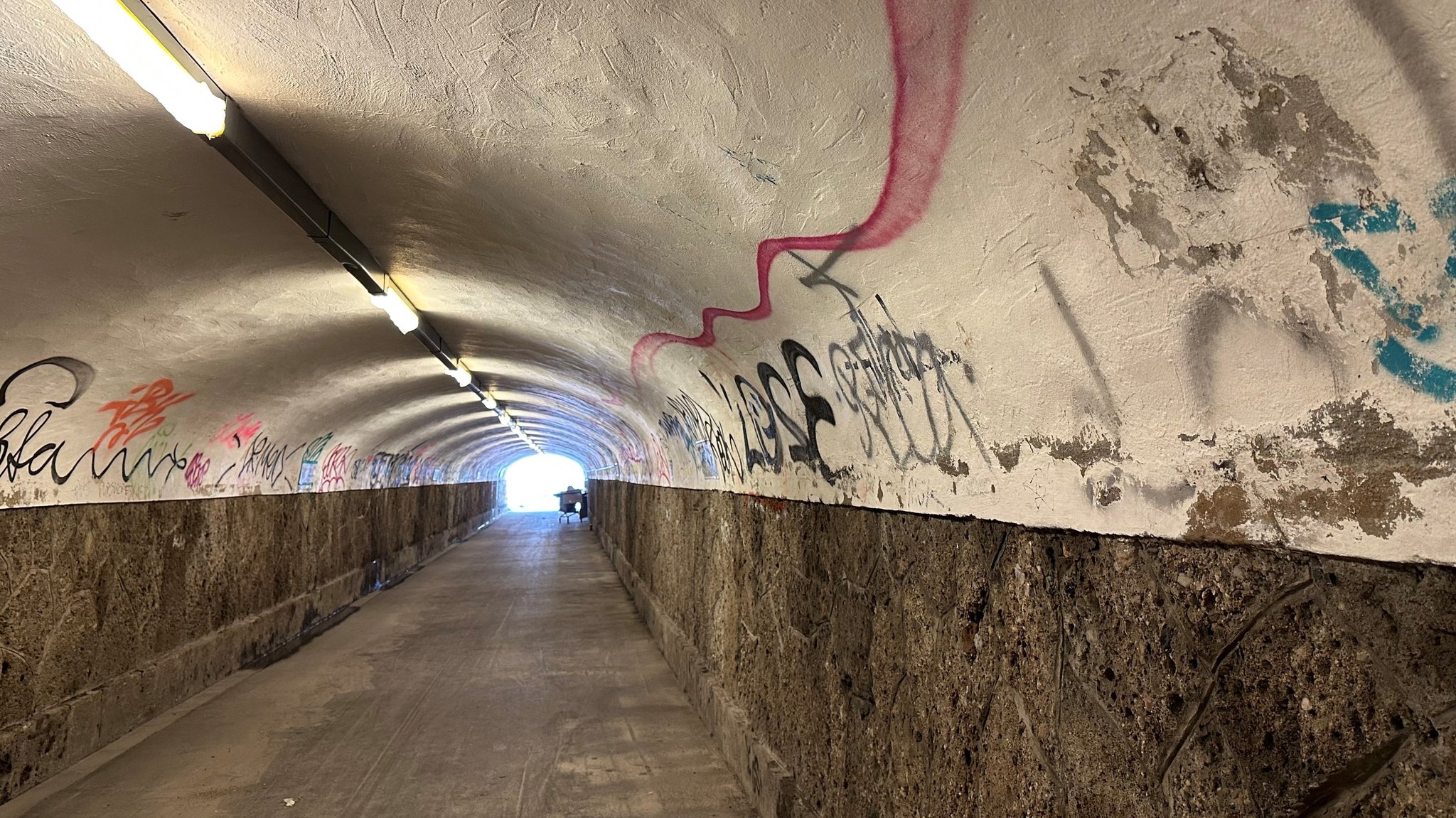 Unterführung am Ostbahnhof - noch in grau und mit zahlreichen Graffitis besprüht. | Bild: BR / Laetitia Foerster Unterführung am Ostbahnhof - noch in grau und mit zahlreichen Graffitis besprüht.