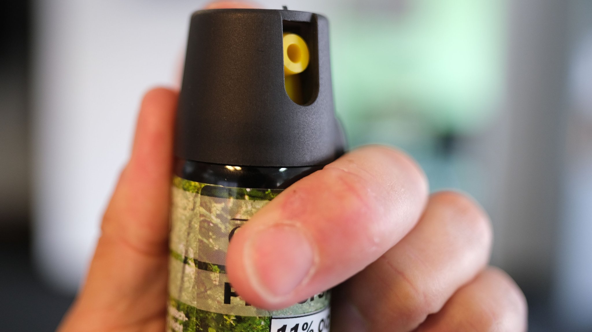 ARCHIV - 13.06.2024, Baden-Württemberg, Stuttgart: Eine Hand hält eine Kartusche mit Pfefferspray. (zu dpa: «Kinder versprühen gestohlenes Pfefferspray im Hort») Foto: Bernd Weißbrod/dpa +++ dpa-Bildfunk +++ | Bild: dpa-Bildfunk/Bernd Weißbrod ARCHIV - 13.06.2024, Baden-Württemberg, Stuttgart: Eine Hand hält eine Kartusche mit Pfefferspray. (zu dpa: «Kinder versprühen gestohlenes Pfefferspray im Hort») Foto: Bernd Weißbrod/dpa +++ dpa-Bildfunk +++